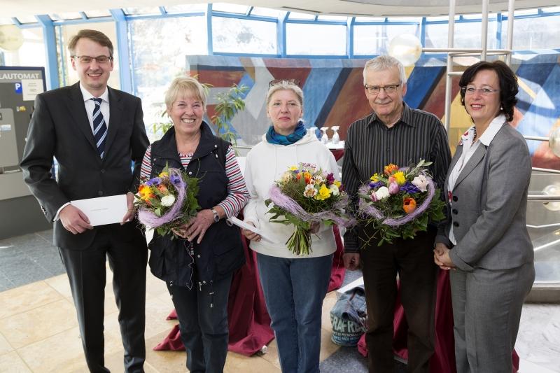 Begrüßung der Ehrenbadegaste im Leuze Minerlabad: Erster Bürgermeister Michael Föll, Karin Bechtle, Elke Dietrich, Dieter Nieddtfeld und Anke Senne (v.l.n.r.) Foto: Stadt Stuttgart