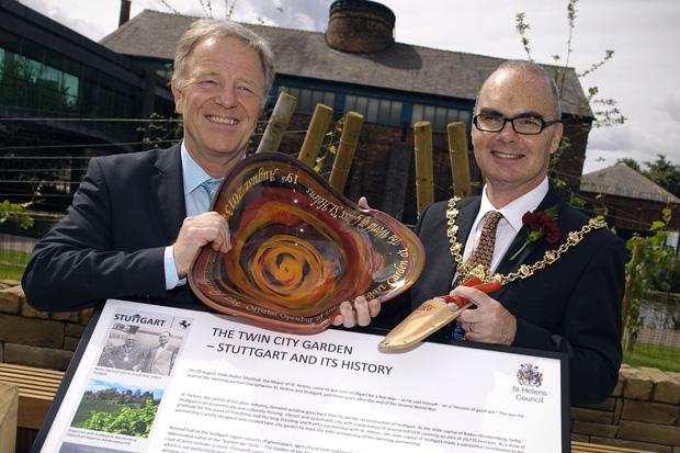 Bürgermeister Dr. Martin Schairer (links) und sein Kollege aus St. Helens, Mayor Andy Bowden, bei der Eröffnung des Stuttgart-Gartens in der englischen Partnerstadt. Foto: Cambridge Photography