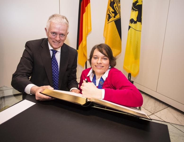 Medaillengewinnerin Anja Wicker trägt sich ins Goldene Buch der Stadt Stuttgart ein (v.l.n.r. OB Fritz Kuhn, Anja Wicker) Foto: Leif Piechowski/Stadt Stuttgart