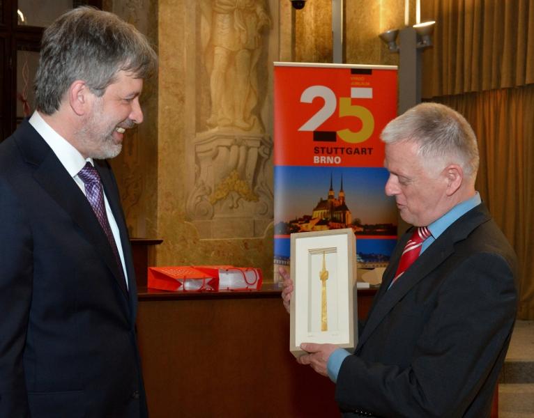 OB Fritz Kuhn (rechts) überreicht Primator Roman Onderka einen vergoldeten Fernsehturm im Neuen Rathaus in Brünn Foto: Stadt Brünn