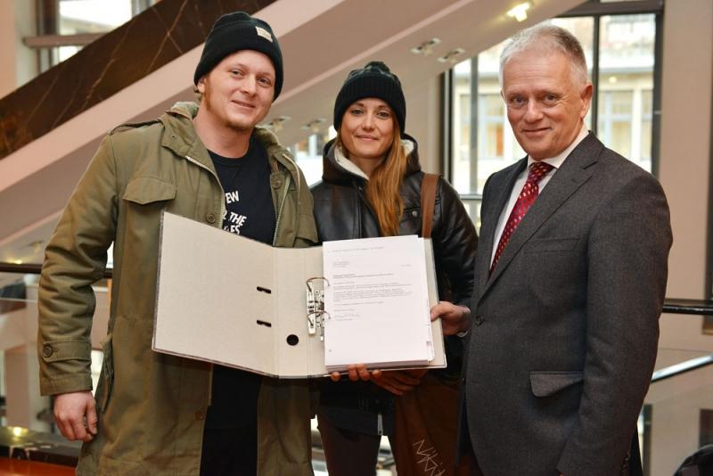 Thomas Kienle (li.) und Sabine Schumann (r.) vom Verein Boardrider Organization Stuttgart übergaben OB Fritz Kuhn am Donnerstag, 23. Januar, 3.500 Unterschriften. Foto: Martin Lorenz